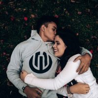 编辑部主笔陆承坐在书桌前对着多屏行情软件比对股票大盘指数分时走势的工作照