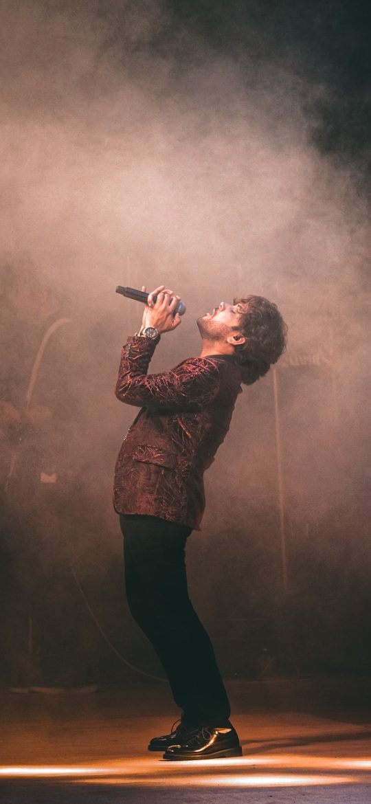 股票大盘 App 指数首页界面，上方并排显示三大指数当日涨跌幅与分时曲线，下方是成交额与板块强弱色块，深蓝底色配电光蓝高亮，整体信息密度高但不拥挤